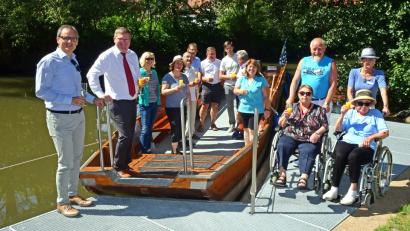 Bild: Petra Hartl
Der Weg zur Vils ist an der Anlegestelle Bleichwiese beim ACC barrierefrei, lediglich der Übergang von der Plattform zur Plätte ist noch eine Hürde. Am Montagvormittag weihte Oberbürgermeister Michael Cerny (Zweiter von links) die Anlegestelle offiziell ein.