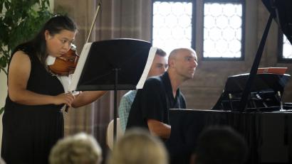 Bild: Wolfgang Steinbacher
Angetrieben von Pianist Christopher Taylor, brilliert Violinistin Aihua Zhang mit einem entfesselten Abstecher ins Zeitgenössische.