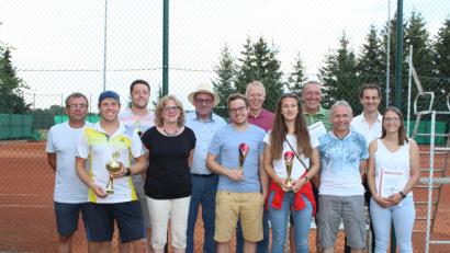 Bild: hä
Die Tennis-Vereinsmeister des Ski-Clubs und die Zweitplatzierten. Tennis-Abteilungsleiter Sepp Weber (links) und Vorsitzender Horst Wettinger (Fünfter von links, mit Strohhut) nahmen die Siegerehrung vor.