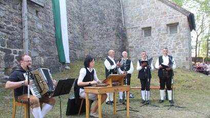 Bild: frd
Die „Vöichtacher Boum“, machten in der herrlichen Burgkulisse, begleitet von Akkordeon- und Zithermusik, die Morgenmesse zu einem wahren „Festgottesdienst“.