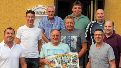 Bild: lst
Hans Wach (vorne, Mitte), ein Urgestein des Weidener Fußballs, feierte am Freitagabend mit vielen Wegbegleitern in Kaimling seinen 70. Geburtstag.