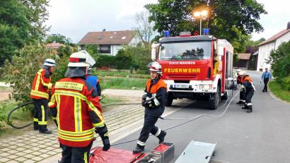 Bild: hai
Als Szenario der Leistungsprüfung in technischer Hilfeleistung dient ein Verkehrsunfall mit einer eingeklemmten Person. Der Aufbau einer Ablage für die Rettungsgeräte gehört mit zum praktischen Teil.
