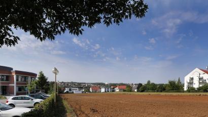 Bild: Wolfgang Steinbacher
Als Wunschoption diskutiert der Kümmersbrucker Gemeinderat schon seit 2015 ein Seniorenwohnquartier zwischen den Rathaus (links) und dem AWO-Seniorenzentrum (rechts). Da bisher kein Investor gefunden wurde, versucht es die Kommune nun mit der Aufstellung eines klassischen Bebauungsplans.