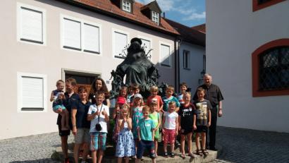 Bild: exb
Stadtpfarrer Georg Flierl (rechts) führte die Kirchenführung beim Tirschenreuther Ferienprogramm persönlich durch.