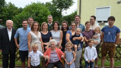Bild: dob
Cäcilia Mitlmeier feiert 90. Geburtstag und schart ihre Enkel und Urenkel um sich. Pfarrer Gerhard Schmidt (links) und Bürgermeister Andreas Wutzlhofer (hintere Reihe, Mitte) gratulieren zu dem gesegneten Alter ebenfalls.