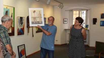 Bild: Winkler
Humorvoll geht es bei der Vernissage im Alten Schulhaus zu. Im Gespräch mit Gerlinde Kledtke (rechts) stellt Udo Binder (links) seine Arbeiten aus 50 Jahren vor.