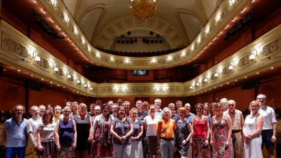 Bild: (tat)
30 Jahre nach der legendären Tournee durch Australien trafen sich Ehemalige des bayerischen Landesjugendorchesters im Stadttheater.