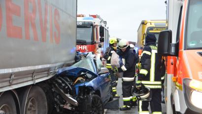 Bild: dob
Am 6. Dezember 2017 fuhr ein BMW kurz vor Vohenstrauß in einen Lastwagen. Der Fahrer aus dem Landkreis Neustadt erlitt schwere Verletzungen. Sowohl auf der A 6 als auch auf der A 93 kam es 2017 zu keinen tödlichen Karambolagen.