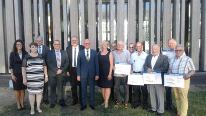 Bild: wolfgang.fuchs@oberpfalzmedien.de
Verabschiedung von Dieter Holub (Vierter von links), : Nachfolgerin Tanja Hochholzer (links), Bürgermeister Lothar Höher (Fünfter von links), Vorstandsvorsitzender Georg Thurner (Sechster von links)