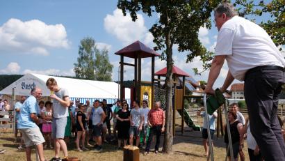 Bild: do
Gut drauf zeigte sich beim „Wippen-Duell“ zwischen Kirche und Kommune aus Anlass der Wiedereröffnung des Spielplatzes in Zettlitz Pfarrer Adrian Kugler. Bürgermeister Albert Nickl brauchte die Unterstützung eines Zettlitzer Jungspundes, um das „Übergewicht des Klosters“ auszugleichen.