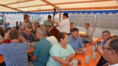 Bild: dob
Zum 120-jährigen Jubiläum in der Weißbier-Traditions-Gaststätte Behringer kommen die Bürger gerne zum geselligen Feiern zusammen.