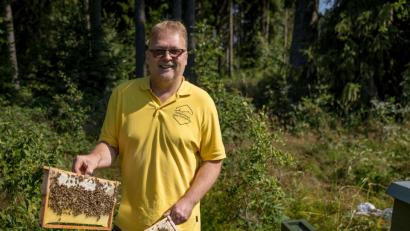 Bild: exb
Stefan Traßl, Vorsitzender des Imkervereins Hohes Fichtelgebirge, an seinen Bienenstöcken im Staatswald bei Neuhaus