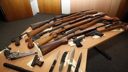 Bild: Hösamer
Vom Schlagstock bis zum großkalibrigen Revolver, von der Sportpistole bis zur Schrotflinte reicht das Waffenarsenal, das während der Amnestie bis zum 30. Juni beim Landratsamt abgegeben wurde.