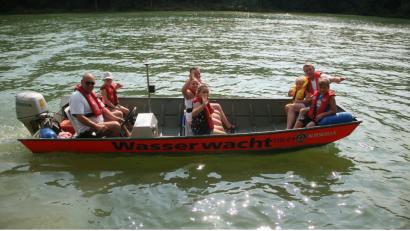 Bild: wro
Am Steuer saß Hubert Lindner (links), für die Sicherheit der Passagiere im Boot sorgte Matthias Kunz (rechts) von der Wasserwacht.