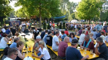 Bild: hcz
Schon zu Beginn des Abendprogramms ist das Sommerfest des FC Weiden Ost-Fördervereins gut besucht. Im Laufe des Abends müssen immer mehr Bänke aufgestellt werden.