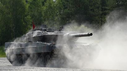 Bild: U.S. Army photo by Markus Rauchenberge
Ein deutscher Kampfpanzer vom Typ Leopard 2A6 rollt über die Schießbahn auf dem truppenübungsplatz Grafenwöhr.