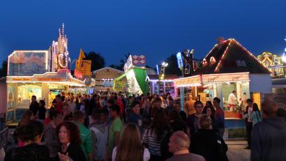 Bild: stg
Die Vorzeichen stehen gut, dass wieder viele Besucher den Weg zum Kemnather Wiesenfest finden. Aber Achtung: Statt wie in den Vorjahren am Donnerstag startet es diesmal am Freitag. Dafür endet es heuer erst am Mittwoch.