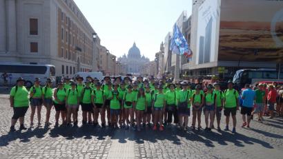 Bild: flt
Vor der Papstaudienz versammelt sich die ganze Gruppe der Pfarrei in ihren grünen Ministranten-Shirts vor dem Petersplatz zum Erinnerungsbild.