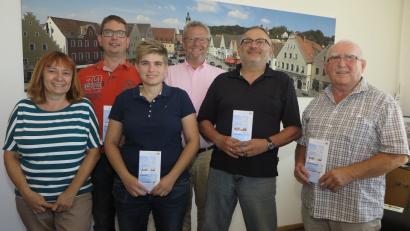 Bild: Hirsch
Oberbürgermeister Andreas Feller (Mitte) und Sachbearbeiterin Sabine Brunner (links) überreichten Torsten Färber, Janine Jobst, Uwe Windisch und Manfred Kreutinger (von links) die Ehrenamtskarte in Blau.