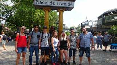 Bild: wrm
Schüler des BVJ Farbe des St. Michaels-Werk e.V. Grafenwöhr am "Ort der Freundschaft" im Europapark, Fachlehrer Steven Lang (rechts) und Studienrätin Miriam Sperber (links) begleiteten die Schüler auf der Abschlussfahrt