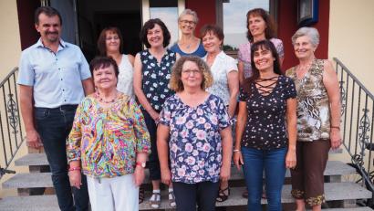 Bild: wmi
Für FC-Vorsitzenden Hans Wiesnet (von links) ist es bei der 40-Jahr-Feier der FC-Damenriege eine Freude, Anni Busch, Edith Künneth, Margit Nickl, Annemarie Busch, Rosi Lautner, Gisela Pittner, Veronika Hey, Silke Meier und Leiterin Annemarie Müller für ihre jahrzehntelange Treue zur Damenriege und zum FC Vorbach zu danken. Leider können nicht alle zu ehrenden Mitglieder beim Turnerinnen-Jubiläum anwesend sein.
