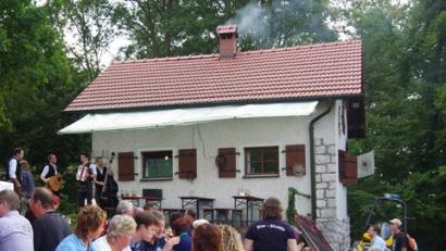 Bild: ads
Zum 68. Hüttenfest lädt die Bergwacht Amberg wieder in die Bergwachthütte am Skihang in Freudenberg ein, wo sie diesmal auch ihr 85-jähriges Bestehen feiert.