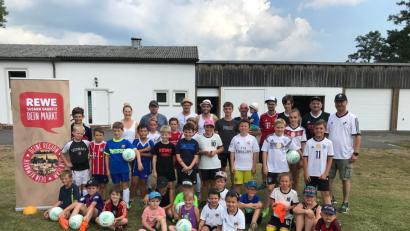 Bild: jzk
Heiß begehrt sind die DFB-Abzeichen, die die Kinder beim Fußballtag des SVSW Kemnath erwerben können.