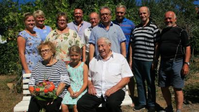 Bild: wro
Das Bild zeigt Manfred Gorthan (vorne rechts) mit Ehefrau Frieda (links) und dem Enkeltöchterchen Marie, zusammen mit den Kindern, sowie den Gratulanten Toni Dutz (4. von links) und den Vertretern der Vereine.