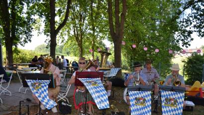 Bild: gi
Die Gäste feiern zu feiner böhmisch-bayerischer Blasmusik durch die Straßenmusikanten.