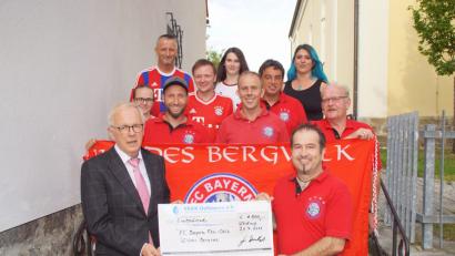 Bild: mmj
FCB-Fanclub-Vorsitzender Bernhard Grau überreichte in Anwesenheit der bisherigen Vorstandschaft an Hans Osterholt, Vertreter des "Verein zur Förderung krebskranker und körperbehinderter Kinder", eine Spende von 1 000 Euro.
