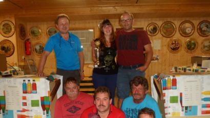 Bild: soj
Schießleiter Bernd Bauer (hinten, links) überreicht an die Gewinner Christina Brunner (hinten, Mitte) und Sebastian Söllner (hinten, rechts) den Siegerpokal und einen Geldpreis. Die zweit- und drittplatzierten Teams freuen sich mit ihnen.