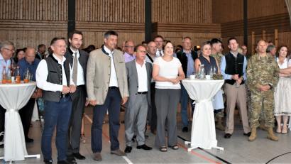 Bild: rgr
Beim DAGA-Empfang in der Stadthalle Grafenwöhr gab es viele Gäste, denen der amerikanische DAGA-Präsident James P. Federline (rechts) die Vielfältigkeit bei den Speisen und der Unterhaltung sowie die große Geräteschau ans Herz legte.