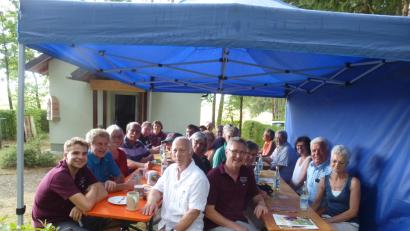 Bild: bk
Familientag bei den Imkern. Sie feiern mit vielen Familien eine gute Ernte.