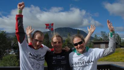 Bild: exb
Johannes Bergler (Mitte) im schwarzen Finisher-Shirt: Mit Hilfe seines Bruders Lorenz und Freundin Saskia absolvierte der Triathlet der DJK Weiden den „Norseman“, einen der schwersten Langstrecken-Wettbewerbe der Welt.