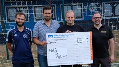 Bild: do
Solidarität mit einer segensreichen Initiative bewiesen der FC Tremmersdorf/Speinshart, das Mitarbeiterprojekt „Witron hilft“ und Club-Fans. Den Reinerlös in Höhe von 1500 Euro aus verschiedenen Aktionen anlässlich des FC-Jubiläums spendeten die Protagonisten an den Verein „Hilfe für Anja“. Unser Bild zeigt bei der symbolischen Übergabe des Spendenschecks FC-Vorstand Johannes Karl, Festausschussvorsitzenden Bastian Dötsch, Michael Sporrer vom Verein „Hilfe für Anja“ und Witron-Verteter Christian Dietl (von links).