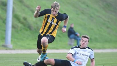 Bild: Schrems
In der vergangenen Saison standen sich die U19-Teams der SG Tirschenreuth (links, Lukas Schön) und der JFG FC Stiftland (rechts, Maximilian Weiß) noch in der Bezirksoberliga gegenüber. Nun sehen sich die Nachbarn in der Kreisliga wieder.