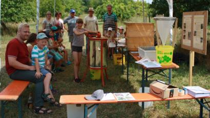 Bild: lk
Beim zweiten Termin des Ferienprogramms ging es um Bienen und Honig: Der Imkerverein führte etwa vor, wie eine Honigschleuder funktioniert. Die 13 Kinder durften auch selbst ausprobieren die Waben zu schleudern.