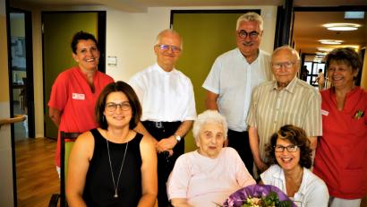 Bild: arw
Ihren 95. Geburtstag feiert Rosa Hermann (Mitte). Mit dabei sind Enkelin Bettina und Pflegedienstleiterin Romina Padschun (vorne, von links). Mit im Bild Andrea Adam, Stadtpfarrer Josef Häring, Bürgermeister Rupert Troppmann, Josef Karl und Monika Reierhöfer (stehend, von links).