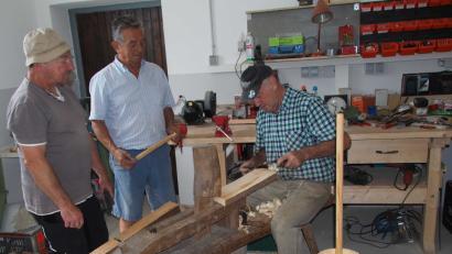 Bild: Harald Mohr
Wilhelm Pentner (von links), Josef Schuller und Herbert Konrad probieren eine alte Hobelbank aus.