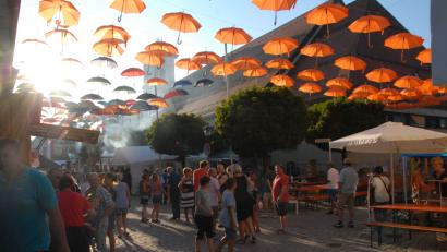 Bild: pop
Blickfang: Die Schirmstraße im untergehenden Licht der Sonne.