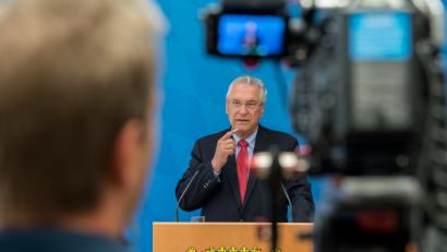 Bild:  Peter Kneffel/dpa
Joachim Herrmann (CSU), Innenminister von Bayern, stellt im bayerischen Innenministerium die Verfassungsschutzbilanz für das erste Halbjahr 2018 vor.