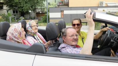 Bild: Hirsch
16 Senioren aus dem Elisabethenheim wurden in Cabrios zum Steinberger See chauffiert.