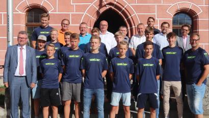 Bild: mfh
Die-C-Junioren der SG Rosenberg Traßlberg Loderhof Kauerhof beim Empfang durch die Offiziellen der Stadt Sulzbach-Rosenberg.