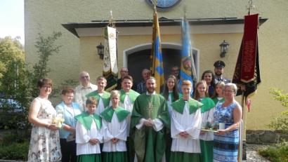 Bild: exb
Die örtlichen Vereine und Verbände verabschiedeten sich bei einem Gottesdienst in Steinmühle von Kaplan Florian Weindler (Mitte).