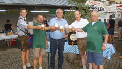 Bild: slh
Bürgermeister Richard Tischler zapfte das von der Brauerei Jakob spendierte Fass Bier an. Im Bild von links Musikant Hannes Reis, zweiter Vorsitzender Thomas Blau, Bürgermeister Richard Tischler, Verkaufsleiter Markus Lernbecher und Vorsitzender Bernhard Baier.