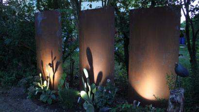 Bild: Hans Prem
Atmosphärisch: LED-Erdspießstrahler können fest installiert sein oder mobil bleiben.