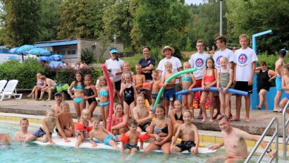 Bild: bsc
Viel Freude haben die Kinder alljährlich am Ferienprogramm der Wasserwacht und des Förderkreis Freibad. Markus Münchmeier (vorne rechts) sowie Patrizia Henze, Kerstin Münchmeier und Lisa Rauh (hinten von links) hatten sich auch in diesem Jahr zahlreiche Spiele rund um das Schwimmbecken einfallen lassen.
