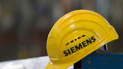 Bild: Sebastian Kahnert/dpa-Zentralbild/dpa
Ein gelber Schutzhelm mit dem Aufdruck "Siemens" liegt in einer Montagehalle des Siemens-Turbinenwerks in Görlitz.