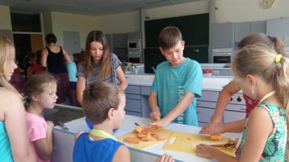 Bild: öt
Eifrig schneiden die Kinder die Zutaten für ihre gesunden Burger klein und helfen bei der Zubereitung.