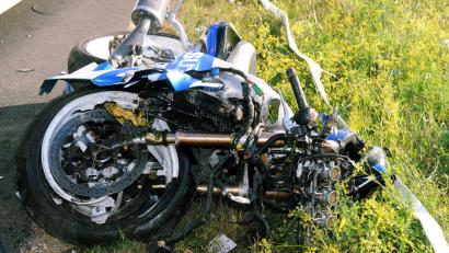 Bild: gf
Für den Fahrer der Suzuki GSX 1000 kam jede Hilfe zu spät. Auch die sofort eingeleitet Reanimation des Verunglückten blieb ohne Erfolg.